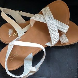 NWOT Yoki Sandals Size 8